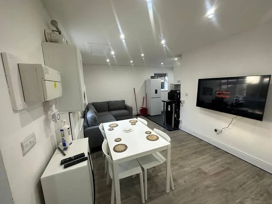 2 Bedroom House,Brownhillrd Se6 London Holiday home