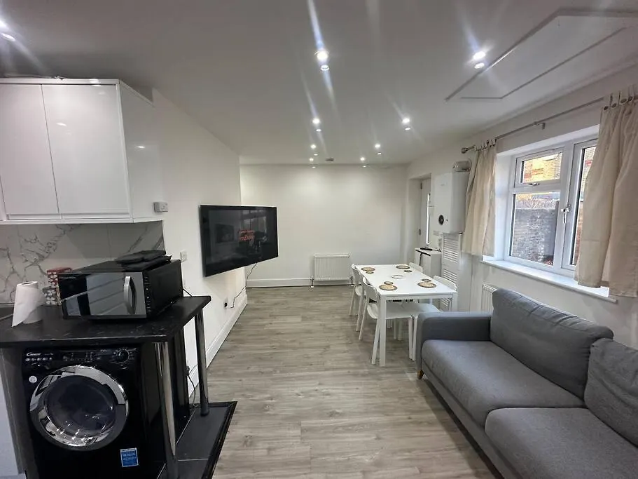 2 Bedroom House,Brownhillrd Se6 London